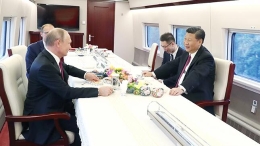 习近平同俄罗斯总统普京同乘中国高铁赴天津